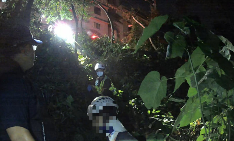 台中市一名騎士日前騎機車行經豐原區南陽路綠山巷,為閃避竄出的流浪貓,失控跌落約6公尺深山谷,警消人員獲報趕往救援。(民眾提供)中央社記者趙麗妍傳真 114年10月21日