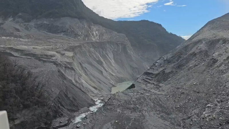 颱風風神外圍環流在北部造成豪雨,花蓮馬太鞍溪上游集水區雖雨量少,但21日上午出現新的小型堰塞湖,林保署指出,堰塞湖壩高約40公尺,目前蓄水量約10萬噸,若降雨持續,預估約24小時後將達蓄滿狀態。(林業保育署花蓮分署提供)中央社記者李先鳳傳真 114年10月21日