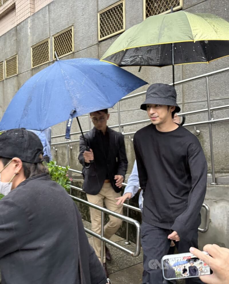 新北檢警21日為閃兵案拘提藝人陳柏霖(前右)等4名藝人到案,陳柏霖被移送台灣新北地方檢察署複訊後,以新台幣50萬元交保。中央社記者曹亞沿攝 114年10月21日