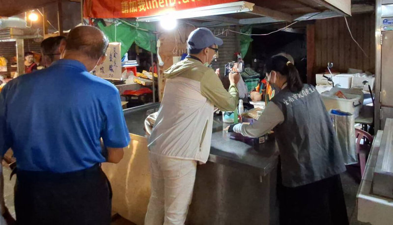 無黨籍台南市議員李宗霖指台南市中西區水仙宮市場出現疑為中國醫藥傳直銷攤位,市府衛生局21日派員前往稽查,但並未查獲實品。(台南市政府提供)中央社記者張榮祥台南傳真 114年10月21日