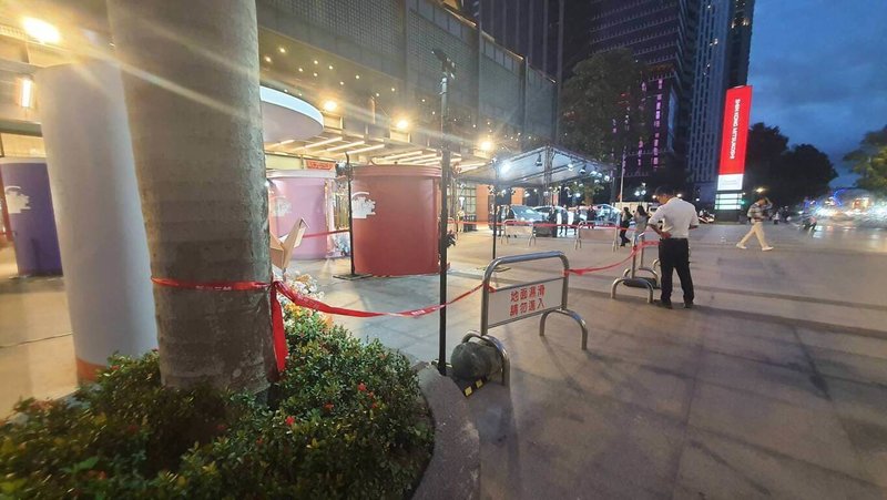 台中新光三越百貨21日被發現外牆玻璃出現破洞,市府派員了解發現是8樓燈箱玻璃部分破損,業者也在1樓可能受影響區域拉起封鎖線。(台中市政府提供)中央社記者郝雪卿傳真 114年10月21日