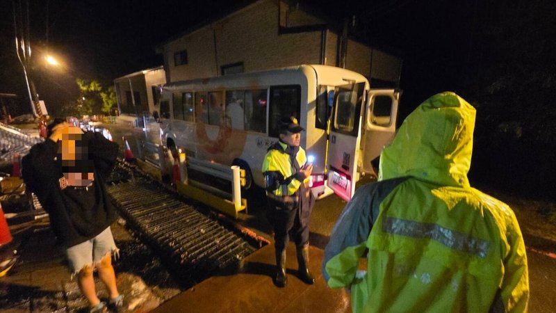 受東北季風及颱風外圍環流共伴效應影響,農村水保署20日通知新竹縣尖石鄉秀巒村土石流及大規模崩塌將達紅色警戒,新竹縣政府20日晚間進行預防性撤離。(新竹縣政府提供)中央社記者魯鋼駿傳真 114年10月21日