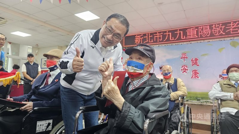 重陽節前夕,新北市長侯友宜(前左)21日前往板橋榮民之家賀節,並致贈長者們重陽禮品,場面溫馨。中央社記者王鴻國攝 114年10月21日