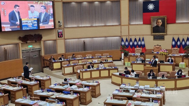國民黨籍新北市議員陳偉杰21日在議會定期會質詢時表示,淡水區英專路、學府里一帶近來接連傳出台灣獼猴出沒,引起居民恐慌與媒體關注,要求農業局應正視獼猴問題。中央社記者王鴻國攝 114年10月21日