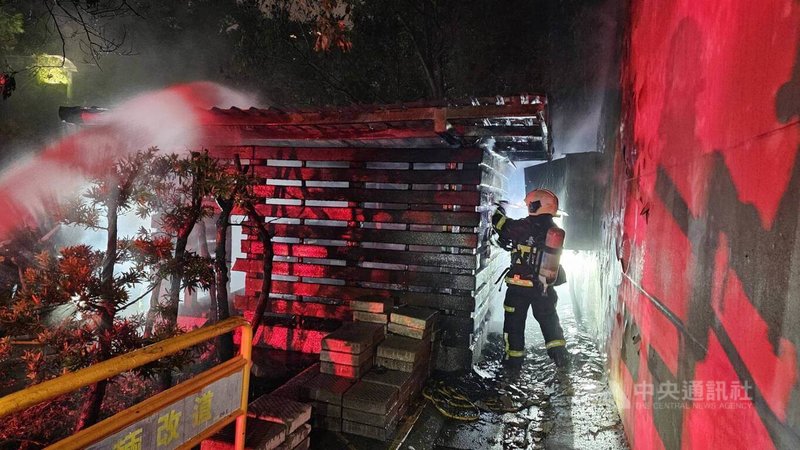 台北市士林地檢署停車場21日突然冒出熊熊火光，警消獲報緊急趕往灌救，初步了解為停車場內的資源回收站起火，所幸未釀傷亡。（翻攝照片）中央社記者黃麗芸傳真　114年10月21日