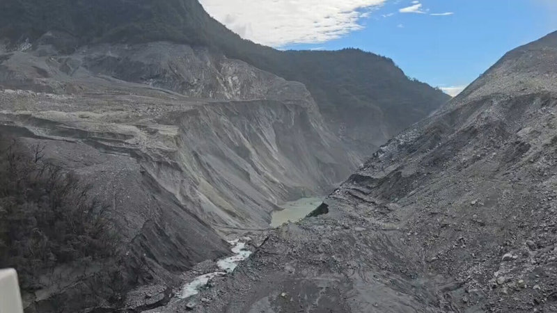 颱風風神外圍環流在北部造成豪雨,花蓮馬太鞍溪上游集水區雖雨量少,但21日上午出現新的小型堰塞湖,林保署指出,堰塞湖壩高約40公尺,目前蓄水量約10萬噸,若降雨持續,預估約24小時後將達蓄滿狀態。(林業保育署花蓮分署提供)中央社記者李先鳳傳真 114年10月21日