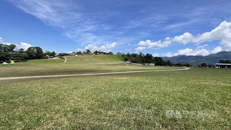 因應光復節連假遊客湧入台東,公路局鼓勵搭乘公共運輸,推出鐵公路無縫轉乘,方便遊客前往台東各大景點和台東市區。圖為鹿野高台大草原。中央社記者盧太城台東攝 114年10月21日