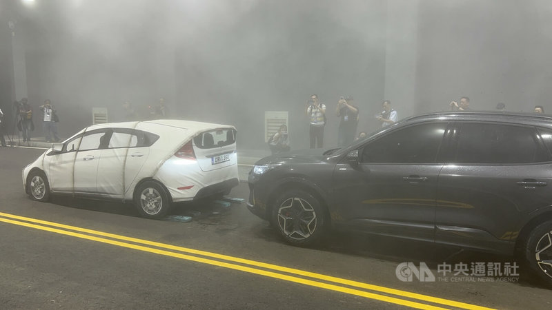 財團法人車輛中心21日啟用智慧車電自駕車場域,在自駕車場域中,可模擬在濃霧中,以時速110公里行駛的車輛在自動駕駛狀況下,遭遇前方有車時是否能自動停車。中央社記者吳哲豪彰化攝 114年10月21日