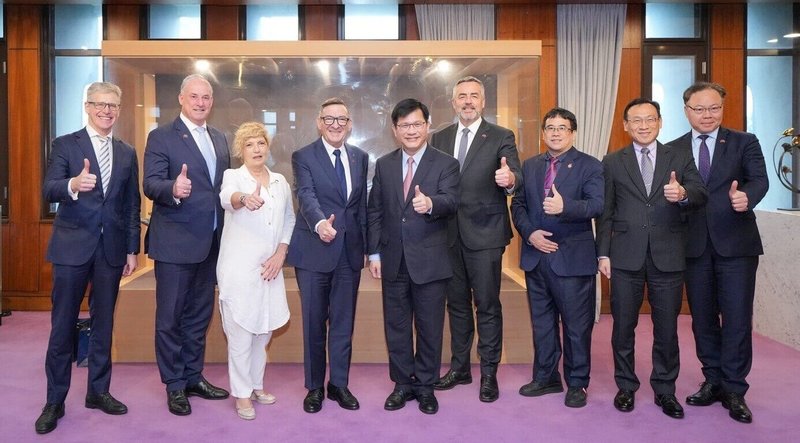 外交部長林佳龍(右5)21日午宴澳洲國會議員團,與澳洲眾議員喬傑納斯(左4)、眾議員徹斯特(右4)及參議員科爾貝克(左2)等人合影。(外交部提供)中央社記者楊堯茹傳真 114年10月21日