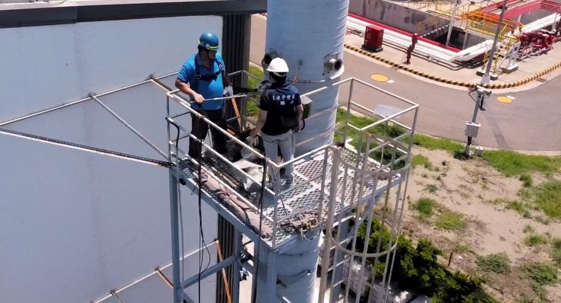 環境部21日表示,彰化縣濱海產業園區某PU合成皮製造業者,有不當排放揮發性有機廢氣並逃漏繳空氣污染防制費情事,檢測有害空氣污染物甲苯超過法規排放標準24倍,除將依法追繳空污費外,刑責部分由彰化地方檢察署偵辦中。(環境部提供)中央社記者張雄風傳真 114年10月21日
