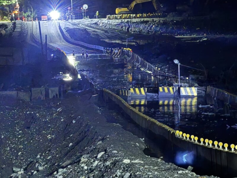 馬太鞍溪新增堰塞湖21日晚間溢流，溪水上漲，水勢已漫過下游涵管臨時便道，也造成便道局部受損。（民眾提供）中央社記者李先鳳傳真　114年10月21日