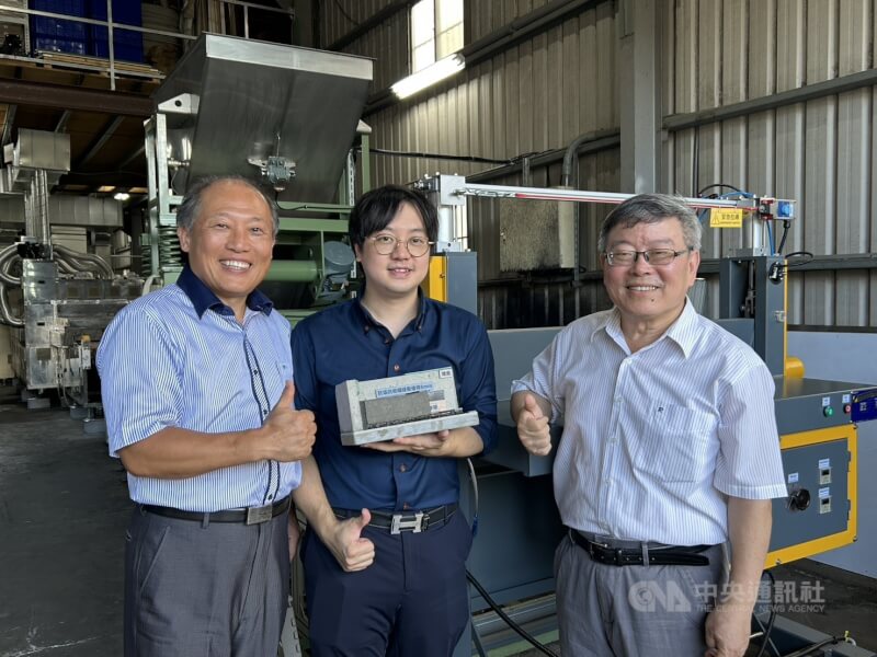 城市綠材科技總裁張正忠(右1)、研究員盧秉彝(右2)說,他們的隔音墊是採「濕式施工法」,也就是毛坯階段就在樓板上鋪設隔音墊,再進行水泥灌漿打底,形成「水泥—隔音層—水泥」的三明治結構。中央社記者林孟汝攝 114年10月21日