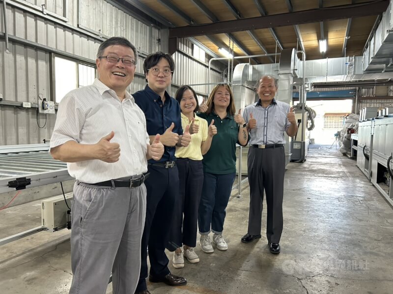 城市綠材科技研發邊設計自動化產線,從原料投入到成品產出僅需半小時,全程由機械完成,大幅減少人工需求,不僅解決缺工問題,也壓低生產成本。中央社記者林孟汝攝 114年10月21日