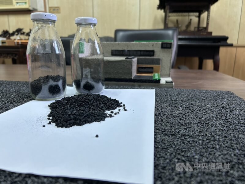 城市綠材科技看準橡膠特性,2023年參與經濟部產業發展署「協助傳統產業技術開發計畫」,將原本無法利用廢輪胎粉碎成橡膠細粉轉化為防水塗層,取代一次性塑膠膜。中央社記者林孟汝攝 114年10月21日