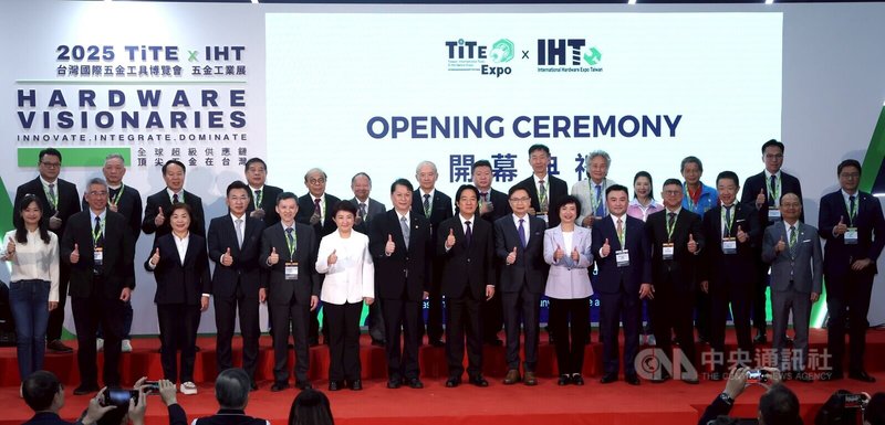 總統賴清德(前左8)21日到台中國際會展中心出席「TiTExIHT台灣國際五金工具博覽會x五金工業展」開幕典禮,台中市長盧秀燕(前左6)等陪同。中央社記者郝雪卿攝 114年10月21日