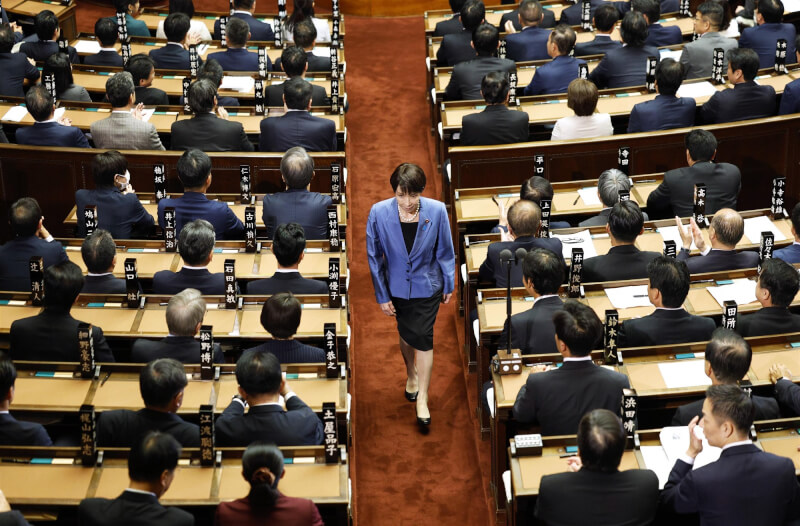 日本自民黨總裁高市早苗(站立者)21日在國會被指名為日本第104任首相。(共同社)