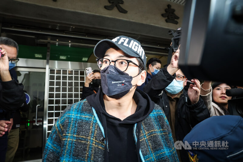 藝人王大陸(中)2月因新北妨害兵役移送新北檢應訊,後交保離開。(中央社檔案照片)