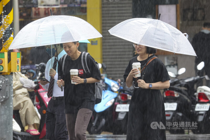 受到東北季風及颱風風神外圍環流影響,大台北地區21日白天雨勢不斷,圖為新北市新店區有民眾撐傘通勤。中央社記者鄭清元攝 114年10月21日