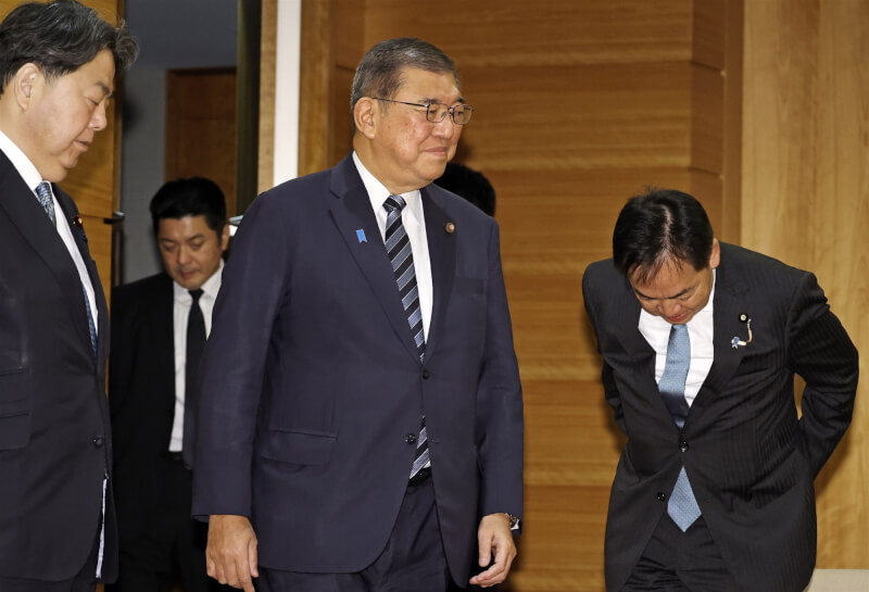 日本首相石破茂(中)21日出席內閣會議。(共同社)
