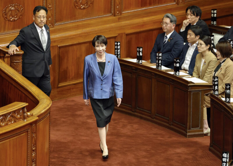 日本自民黨總裁高市早苗(中)在21日眾議院首相指名選舉中獲得多數支持,成為日本首位女首相。(共同社)