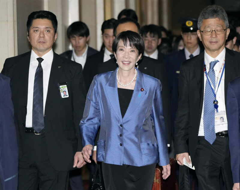 日本自民黨總裁高市早苗(中)21日成為日本憲政史上首位女首相。(共同社)