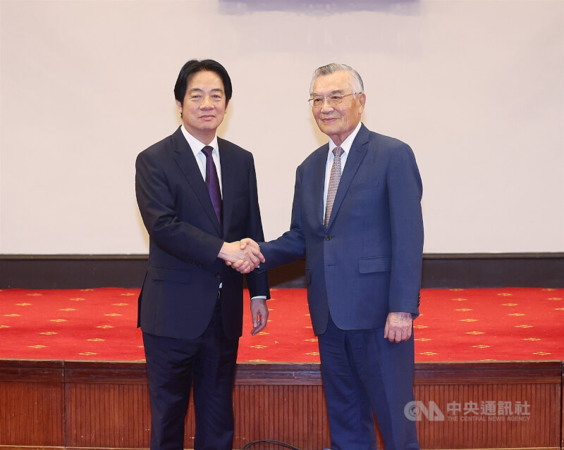 總統賴清德(左)21日下午出席2025亞太經濟合作(APEC)經濟領袖會議(AELM)代表團行前記者會,與領袖代表林信義(右)握手合影。中央社記者郭日曉攝 114年10月21日