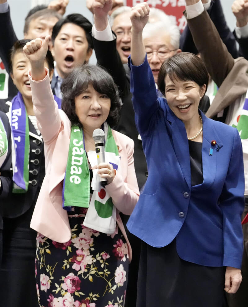 日本自民黨總裁高市早苗(右)成為日本首位女性首相,延攬片山皋月(左)出任財務大臣。(共同社)