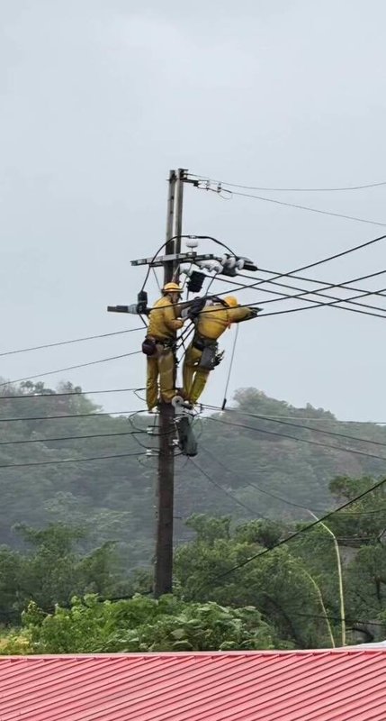 基隆市21日上午強風驟雨,使得高壓斷線導致饋線跳脫,造成基隆市信義區、中正區共3074戶停電,台電在3分鐘內恢復近8成用電,上午10時13分全數復電。(台電基隆區營業處提供)中央社記者王朝鈺傳真 114年10月21日