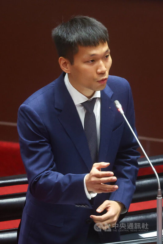 運動部長李洋(圖)21日在立法院院會面對民進黨立委蔡其昌質詢問他上任以來的感覺,李洋回應蠻刺激的。至於拿奧運金牌跟當部長,哪個比較容易,李洋表示都不容易,「我都蠻喜歡挑戰的」。中央社記者王騰毅攝 114年10月21日