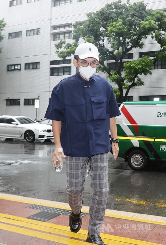 藝人黃子佼被控違反兒少性剝削防制條例,台灣高等法院21日開審判庭,黃子佼親自出庭應訊。中央社記者郭日曉攝 114年10月21日