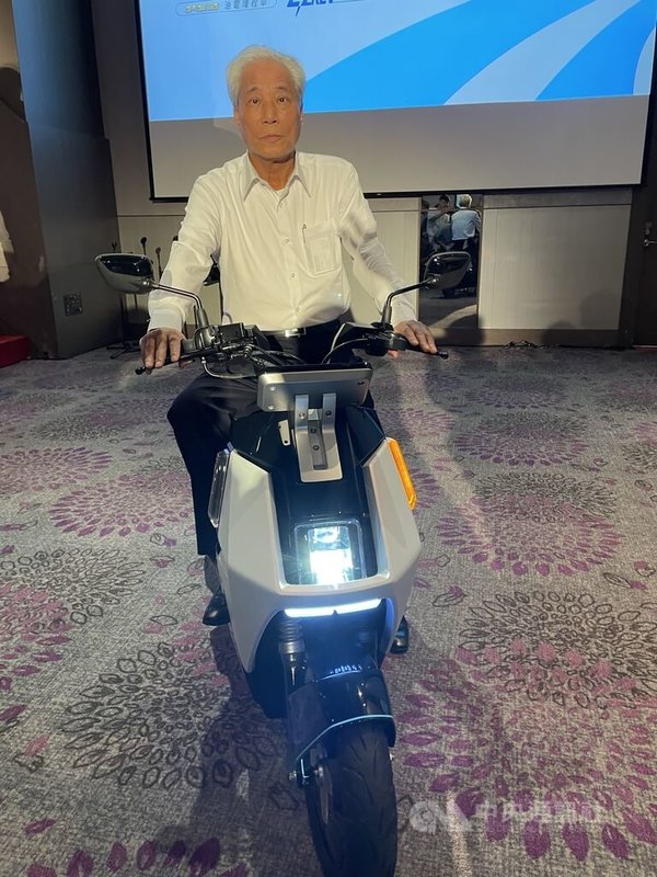 三陽21日在台中推出新款油電增程車,董事長吳清源(圖)表示,未來期盼將油電增程車推向國際市場。 中央社記者鍾榮峰攝 114年10月21日