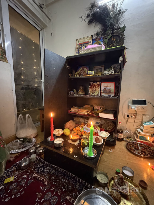 印度人對排燈節(Diwali)的祭祀(Puja)十分講究,獻給神明的東西包括5種水果、5種甜食、5種混合在一起的香料,以及蠟燭、錢、小油燈、銀幣、鮮花等。中央社記者李晉緯新德里攝 114年10月21日