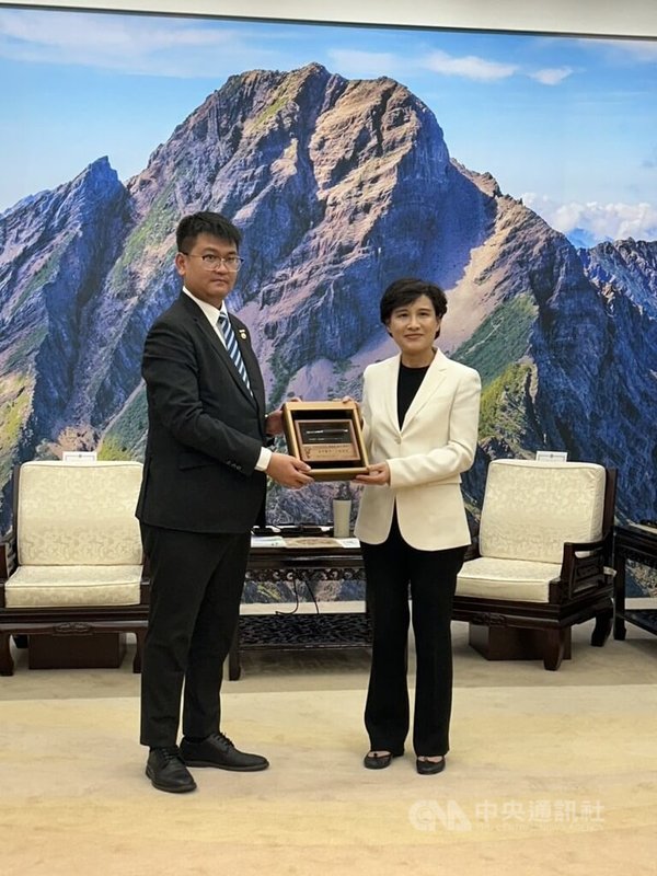 行政院副院長鄭麗君(右)21日代表行政院長卓榮泰,接見國際青年商會中華民國總會總會長蔡政諺(左)以及「第63屆十大傑出青年當選人」一行人。中央社記者賴于榛攝 114年10月21日