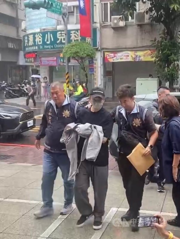 藝人閃兵案延燒,新北檢警展開第三波搜索,永和警分局21日上午將藝人張書偉(左2)拘提到案說明。(翻攝畫面)中央社記者曹亞沿傳真 114年10月21日