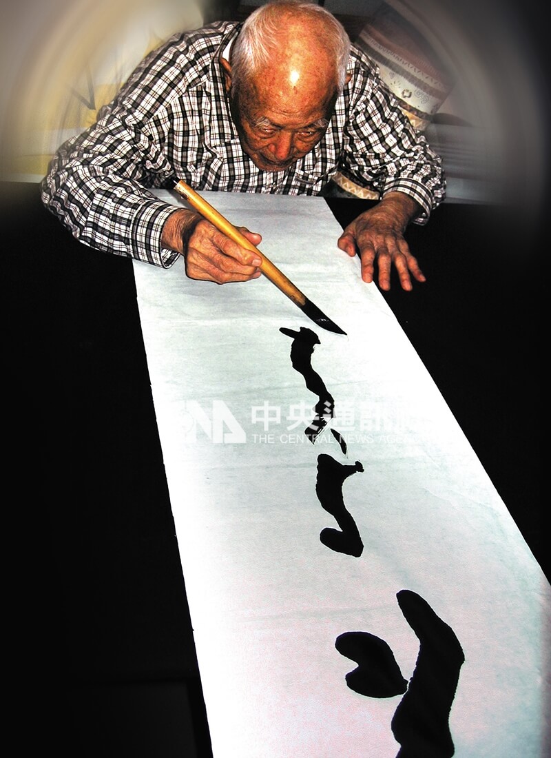 陳雲程101歲時的揮毫模樣。中央社記者陳惠珍攝 96年6月1日
