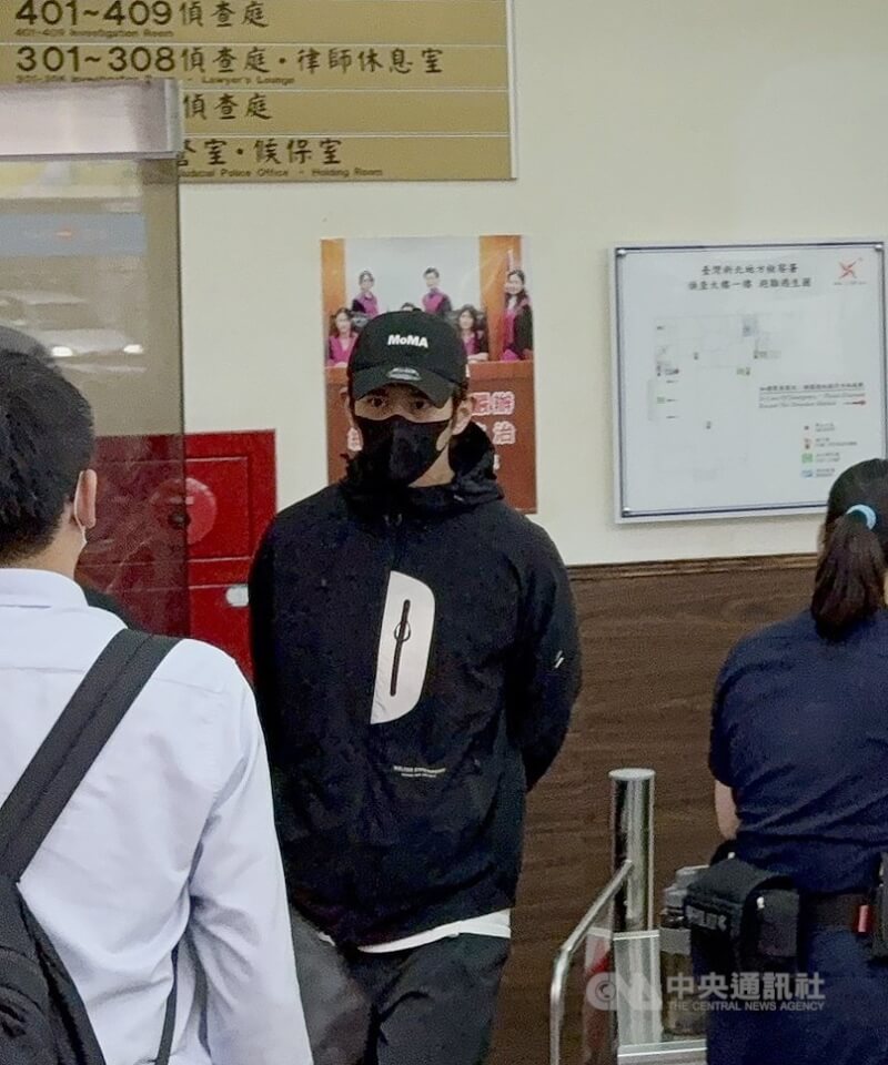 新北檢警21日為閃兵案拘提藝人修杰楷（中）等4名藝人到案，訊後移送台灣新北地方檢察署複訊後，修杰楷以新台幣50萬元交保。中央社記者曹亞沿攝　114年10月21日