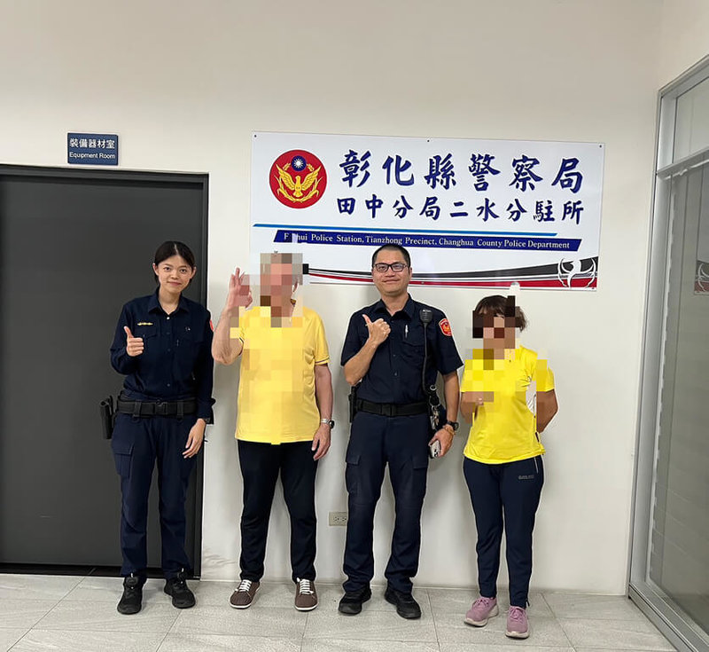 來自比利時、年約70歲的男子(左2)到彰化縣二水鄉尋找30年前結識的台灣老友,在彰化縣警察局田中分局二水分駐所員警耐心協助下,雙方順利取得聯繫,男子對警方表達感謝。(警方提供)中央社記者鄭維真傳真 114年10月21日