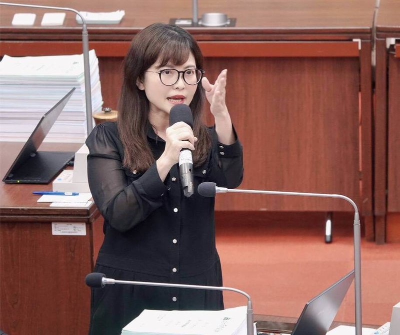 國民黨籍高雄市議員陳美雅(圖)21日質詢時指出,地政局透過衛星航照發現美濃地區有8處疑似非法挖填、破壞地貌的案場,與「美濃大峽谷」相似;但目前僅有4處案場移送相關單位,令外界懷疑是否有包庇特定業者的情況。(高雄市議會國民黨團提供)中央社記者蔡孟妤傳真 114年10月21日