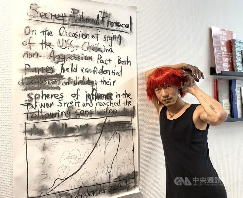 熊元培是一位獨立藝術家,也是一位酷兒。他的作品經常探討酷兒認同、公共空間、社會住宅、新資本主義及台灣地緣政治等,展現出對台灣公共議題的深刻關注與回應。中央社記者游堯茹維爾紐斯攝 114年10月21日