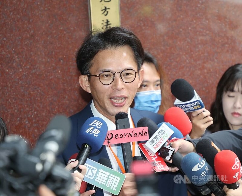 前台北市長柯文哲涉貪污案,台北地方法院21日開庭,民眾黨主席黃國昌(圖)出席旁聽。接受媒體聯訪回應週刋話題。中央社記者郭日曉攝 114年10月21日