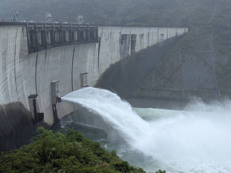 受東北季風與低氣壓共伴效應影響，台北翡翠水庫管理局表示，連日降雨為翡翠水庫集水區帶來豐沛雨量，預計從22日中午12時起進行調節性放水。（翡管局提供）中央社記者劉建邦傳真　114年10月22日
