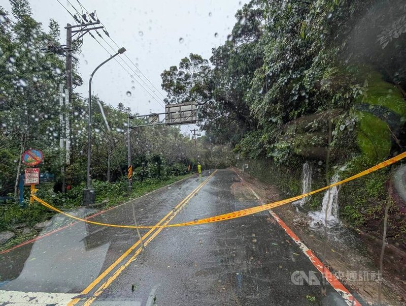 台北市22日仍大雨不斷,陽明山菁山路有土石滑落,警消在現場拉起封鎖線。(翻攝照片)中央社記者黃麗芸傳真 114年10月22日