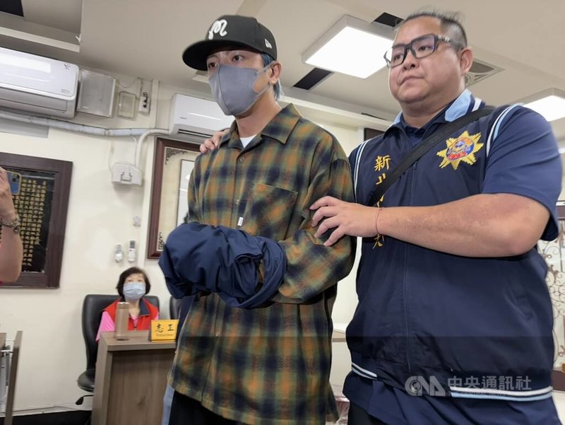 藝人閃兵案延燒,新北檢警22日拘提Energy團員坤達(左)到案,警方訊問約2小時後移送新北地檢署複訊。中央社記者曹亞沿攝 114年10月22日