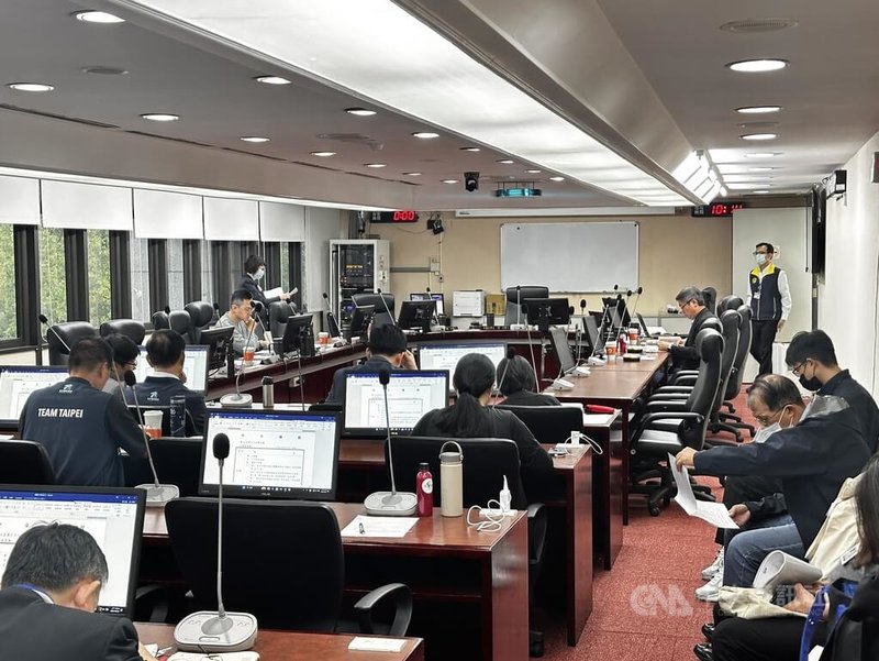 台北市議會法規委員會22日審議北市府提案修正樹木保護自治條例草案,議員對受保護樹木認定程序時程不明確,要求修正後送審,此案遭暫擱。中央社記者劉建邦攝 114年10月22日