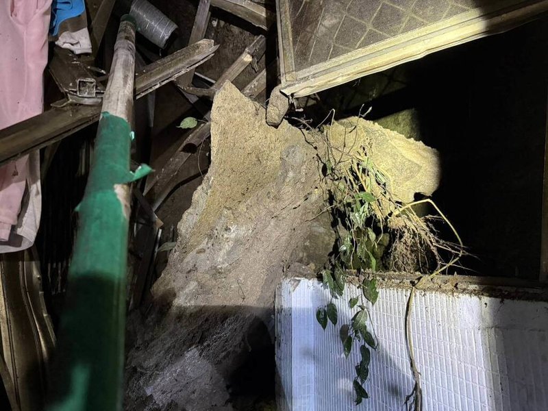 台北市災害防救辦公室表示，根據台北市工務局大地工程處回報，文山區景華街128巷86號附近邊坡崩塌案，經評估邊坡持續崩塌中，截至22日0時撤離11戶31人。（翻攝照片）