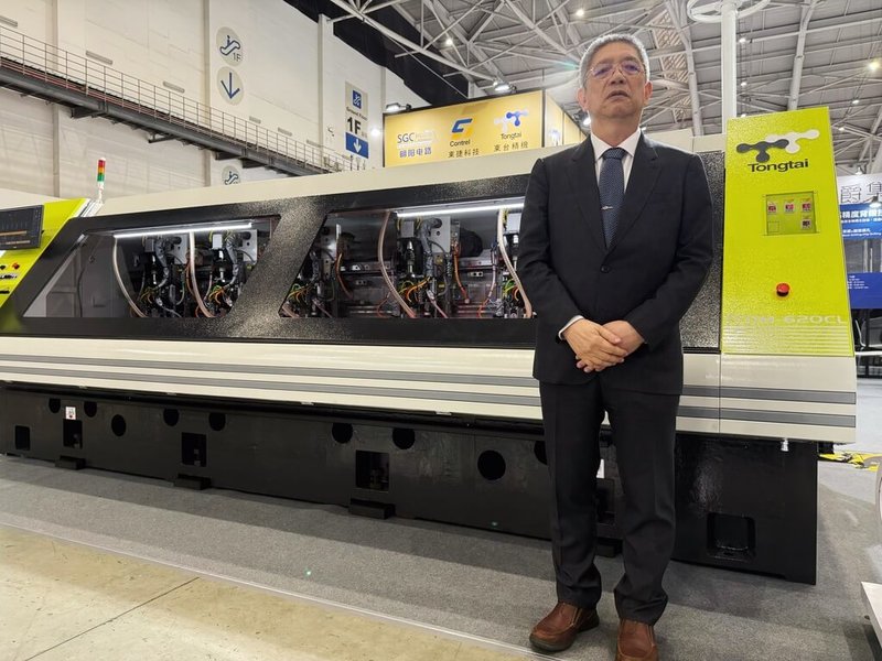東台集團22日參加台灣電路板展,東台董事長嚴瑞雄(圖)與鑽孔機機台合影。(東台提供) 中央社記者鍾榮峰傳真 114年10月22日