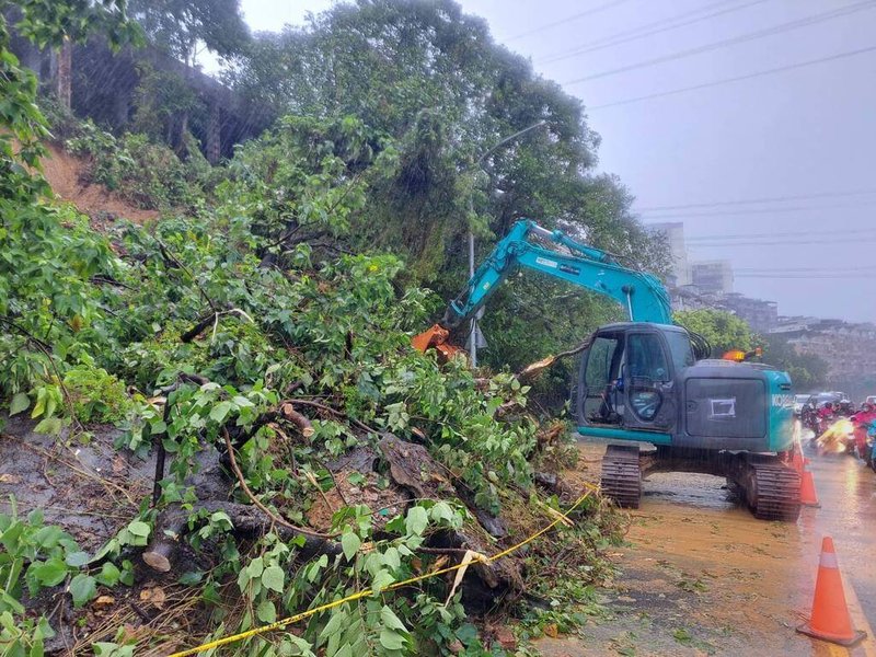 新北市連日豪大雨,22日汐止區伯爵山莊2期擋土牆坍塌,造成下方的康寧街與福德一路口土石坍方,樹木、土泥滑落至馬路,市府及區公所人員展開搶災行動。(新北市工務局提供)中央社記者曹亞沿傳真 114年10月22日
