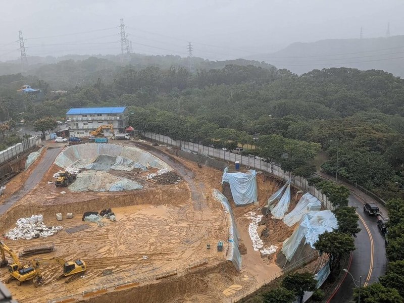連日豪雨，桃園市龜山區2處社會住宅基地發生局部滑落。民進黨市議員陳雅倫22日指出，已通報市府，並要求加強工地管理監督。（民進黨籍桃園市議員陳雅倫提供）中央社記者魯鋼駿傳真　114年10月22日