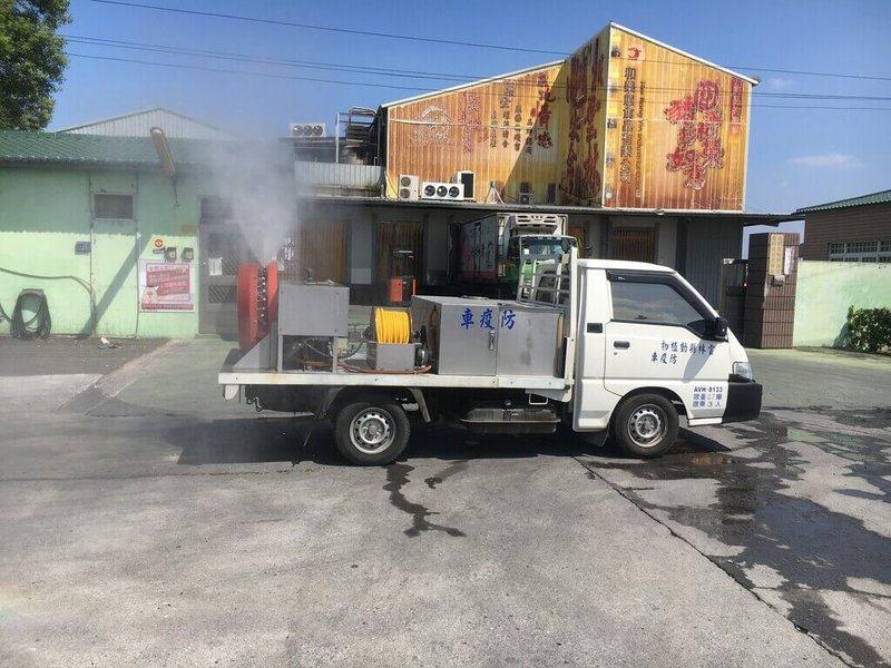 台灣出現首例疑似非洲豬瘟案例,雲林縣政府22日啟動防疫應變,實施防疫5措施,力求防堵病毒進入縣內場域。圖為場區消毒。 (雲林縣府提供) 中央社記者姜宜菁傳真 114年10月22日