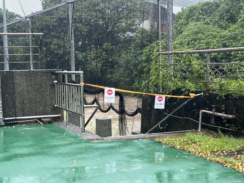 中央氣象署22日發布豪雨特報，東吳大學外雙溪校區網球場因防洪與排水安全設計而降低地基，使其具臨時滯洪、蓄洪功能，校方在通往網球場入口拉起警戒線，提醒師生注意。（東吳提供）中央社記者許秩維傳真　114年10月22日